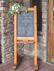 Welcome Sign with White Rose and Babies Breath Floral Tuft 